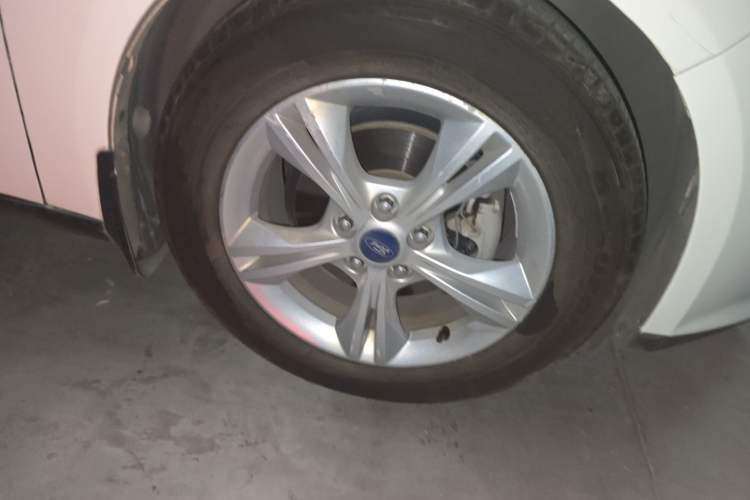 Used Ford Focus 2012 Sedan 1.6L Automatic Fashion Edition Right Front Wheel Hub