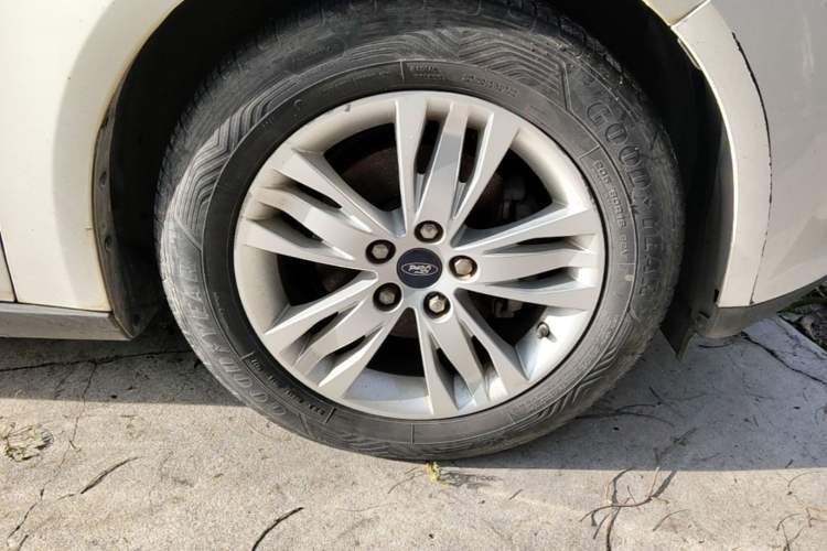 Used Ford Focus 2012 Sedan 1.6L Automatic Comfort Model Right Front Wheel Hub