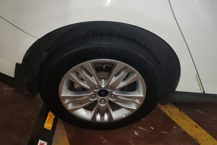 Used Ford Focus 2012 Hatchback 1.6L Automatic Comfort Model Right Rear Wheel Hub