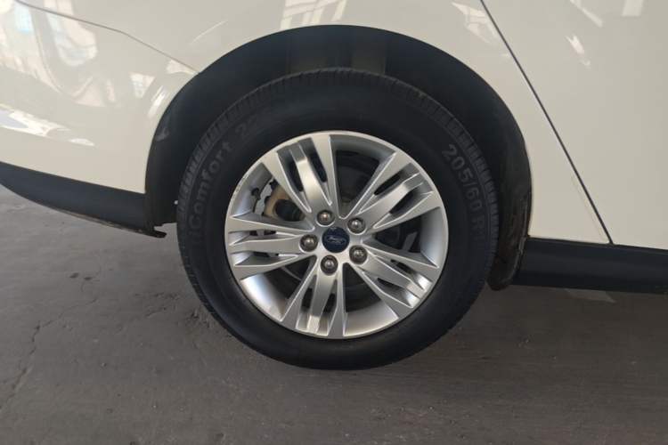 Used Ford Focus 2012 Sedan 1.6L Automatic Comfort Model Right Rear Wheel Hub