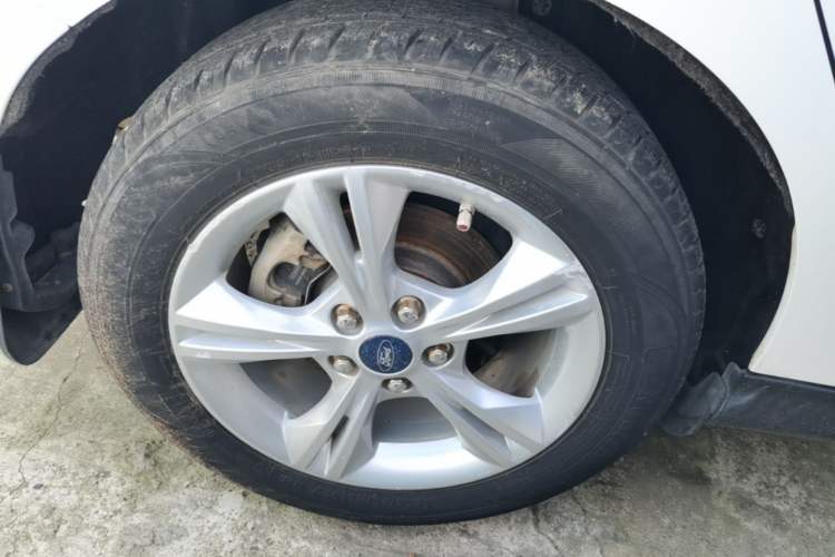 Used Ford Focus 2012 Sedan 1.6L Automatic Fashion Edition Right Rear Wheel Hub