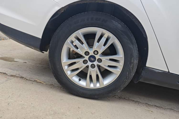 Used Ford Focus 2012 Sedan 1.6L Automatic Comfort Model Right Rear Wheel Hub