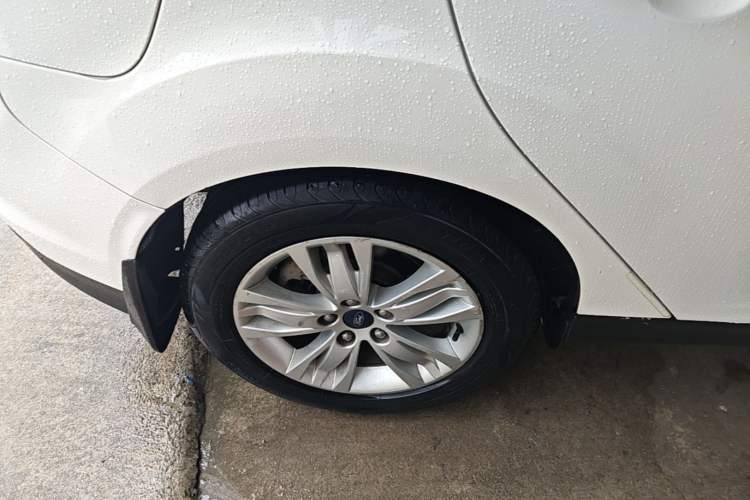 Used Ford Focus 2012 Hatchback 1.6L Automatic Comfort Model Right Rear Wheel Hub
