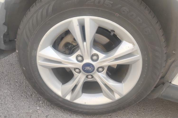 Used Ford Focus 2012 Sedan 1.6L Automatic Fashion Edition Right Rear Wheel Hub