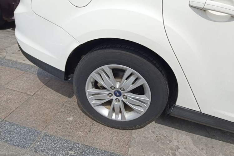 Used Ford Focus 2012 Sedan 1.6L Automatic Comfort Model Right Rear Wheel Hub