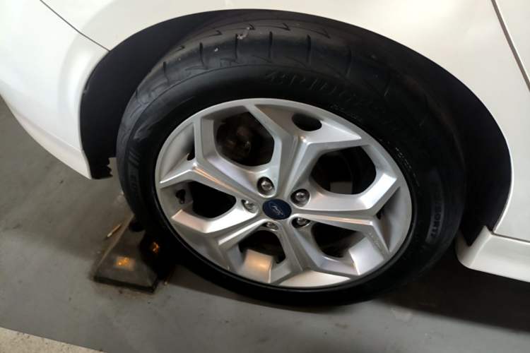 Used Ford Focus 2012 Hatchback 2.0L Manual Luxury Sport Model Right Rear Wheel Hub