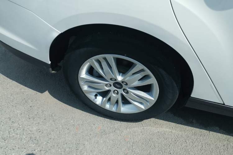 Used Ford Focus 2012 Sedan 1.6L Automatic Comfort Model Right Rear Wheel Hub