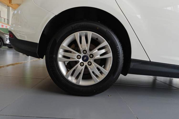 Used Ford Focus 2012 Hatchback 1.6L Automatic Comfort Model Right Rear Wheel Hub