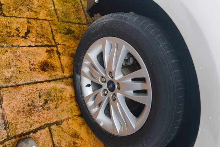 Used Ford Focus 2012 Hatchback 1.6L Automatic Comfort Model Right Rear Wheel Hub