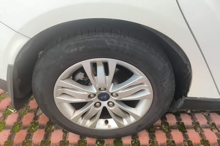 Used Ford Focus 2012 Hatchback 1.6L Automatic Comfort Model Right Rear Wheel Hub