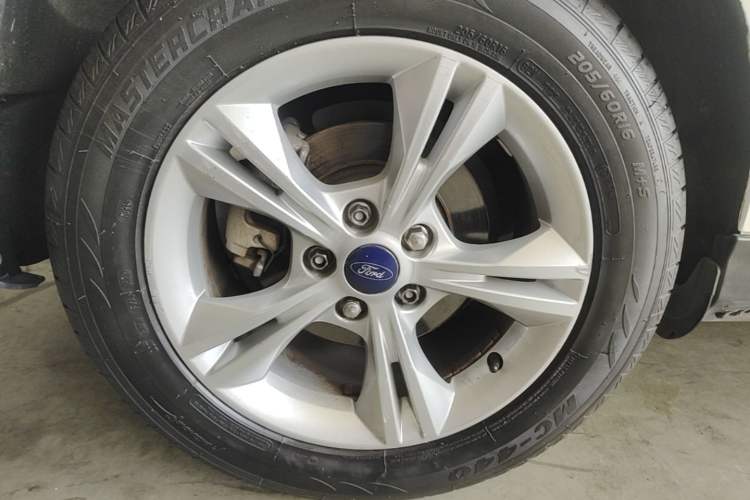 Used Ford Focus 2012 Sedan 1.6L Automatic Fashion Edition Right Rear Wheel Hub