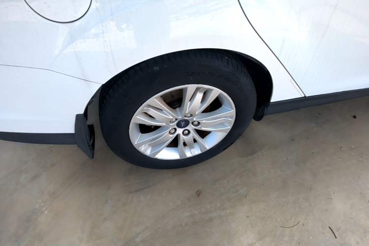 Used Ford Focus 2012 Sedan 1.6L Automatic Comfort Model Right Rear Wheel Hub