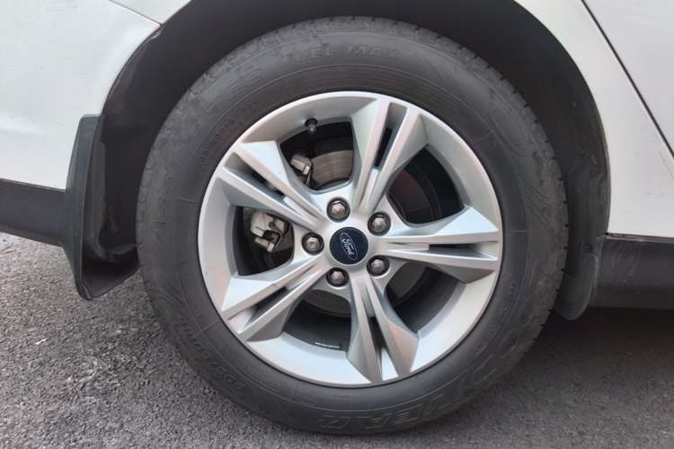 Used Ford Focus 2012 Sedan 1.6L Automatic Fashion Edition Right Rear Wheel Hub