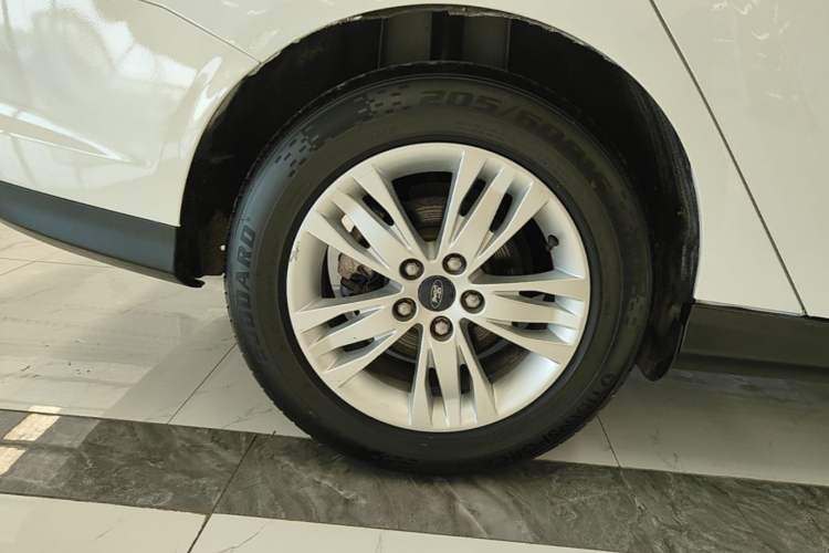 Used Ford Focus 2012 Sedan 1.6L Automatic Comfort Model Right Rear Wheel Hub