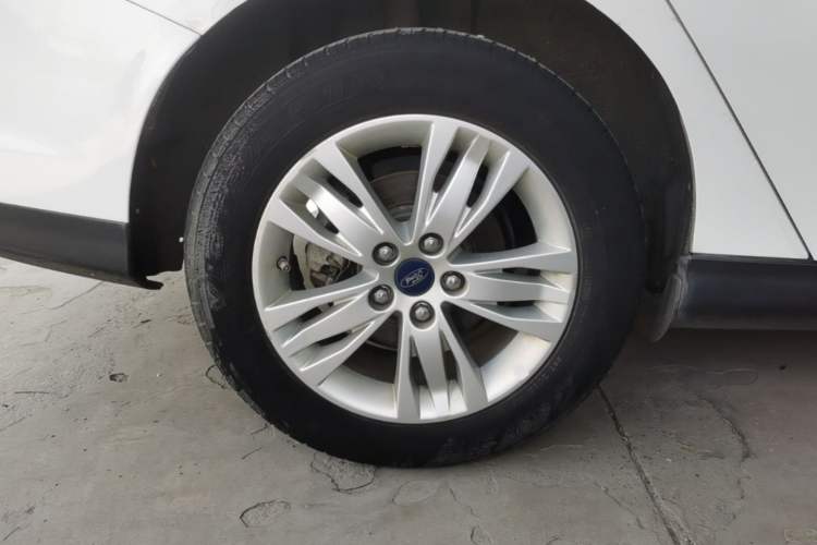Used Ford Focus 2012 Sedan 1.6L Automatic Comfort Model Right Rear Wheel Hub