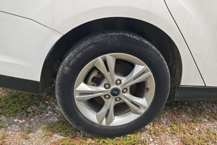 Used Ford Focus 2012 Sedan 1.6L Manual Fashion Edition Right Rear Wheel Hub