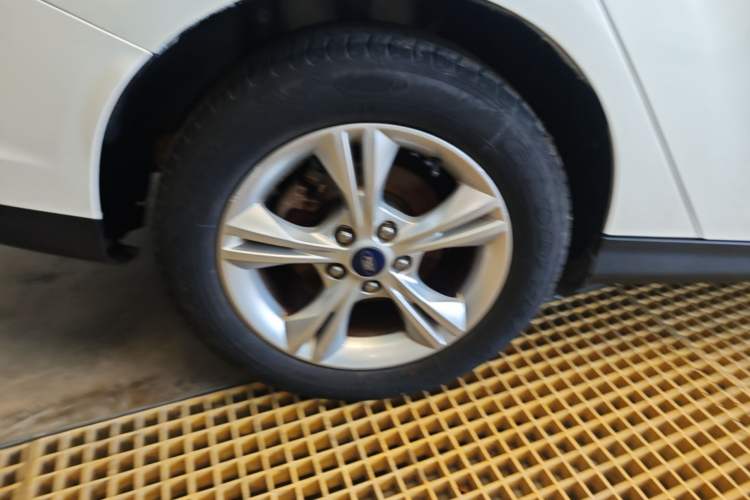 Used Ford Focus 2012 Sedan 1.6L Automatic Fashion Edition Right Rear Wheel Hub