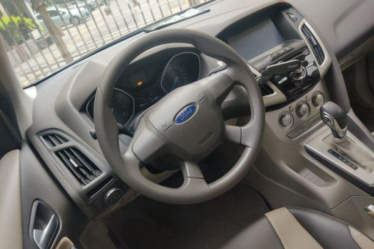 Used Ford Focus 2012 Sedan 1.6L Automatic Comfort Model Steering Wheel
