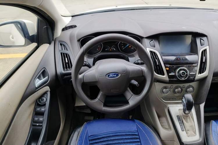 Used Ford Focus 2012 Sedan 1.6L Automatic Comfort Model Steering Wheel