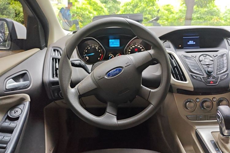 Used Ford Focus 2012 Sedan 1.6L Automatic Comfort Model Steering Wheel