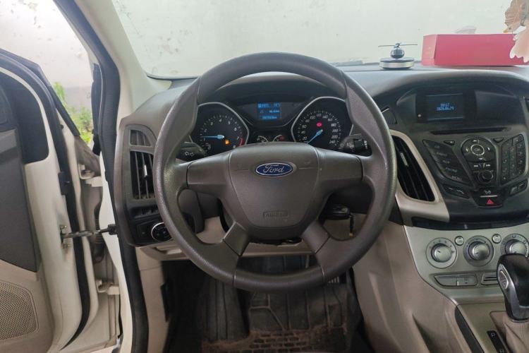 Used Ford Focus 2012 Sedan 1.6L Automatic Comfort Model Steering Wheel