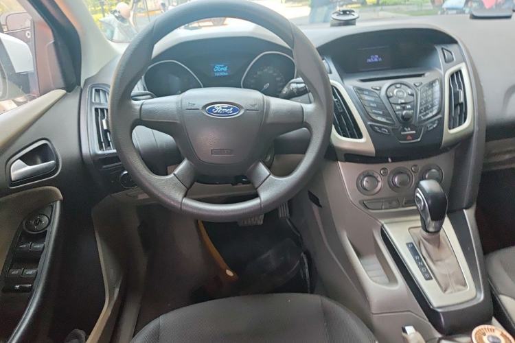Used Ford Focus 2012 Sedan 1.6L Automatic Comfort Model Steering Wheel