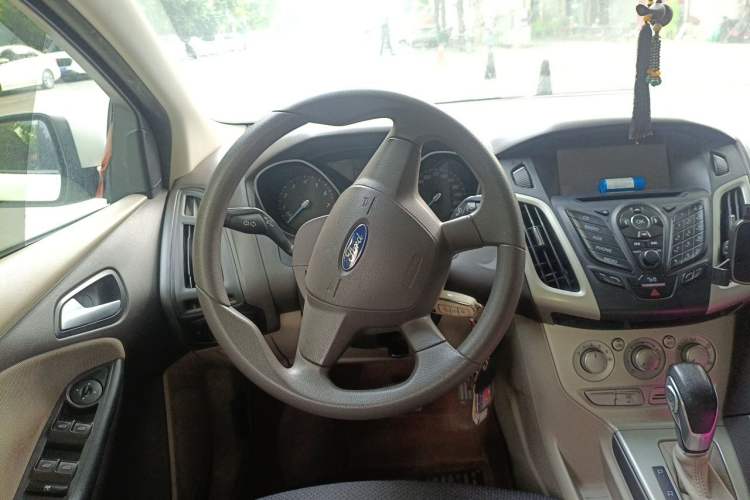 Used Ford Focus 2012 Sedan 1.6L Automatic Comfort Model Steering Wheel