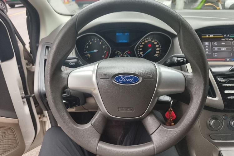 Used Ford Focus 2012 Sedan 1.6L Automatic Comfort Model Steering Wheel