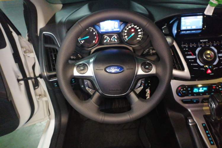 Used Ford Focus 2012 Hatchback 2.0L Automatic Luxury Sport Model Steering Wheel