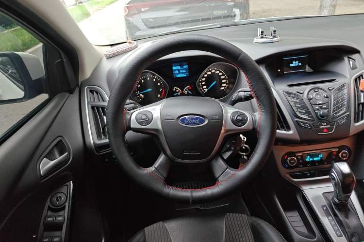 Used Ford Focus 2012 Hatchback 1.6L Automatic Fashion Edition Steering Wheel