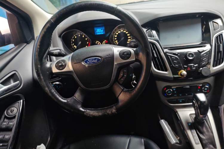 Used Ford Focus 2012 Sedan 1.6L Automatic Comfort Model Steering Wheel