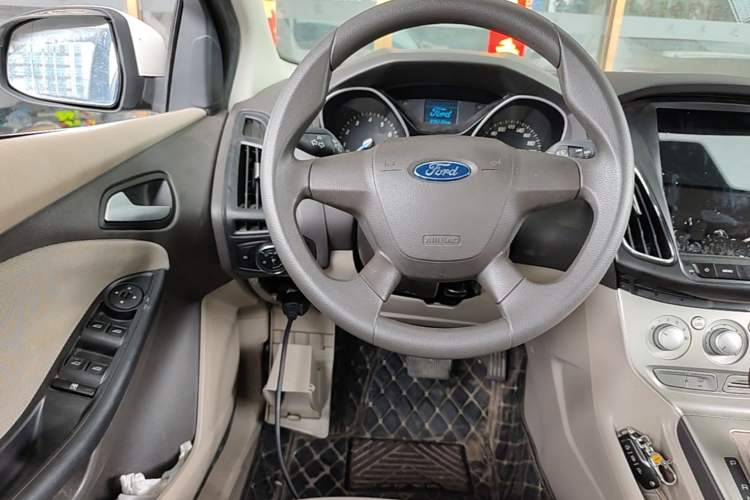 Used Ford Focus 2012 Sedan 1.6L Automatic Comfort Model Steering Wheel