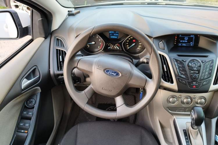 Used Ford Focus 2012 Sedan 1.6L Automatic Comfort Model Steering Wheel