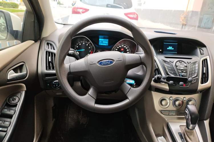 Used Ford Focus 2012 Sedan 1.6L Automatic Comfort Model Steering Wheel