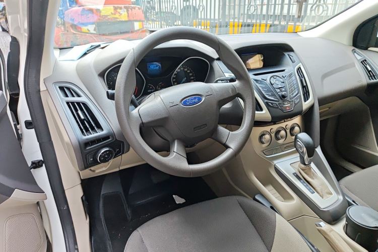 Used Ford Focus 2012 Sedan 1.6L Automatic Comfort Model Steering Wheel