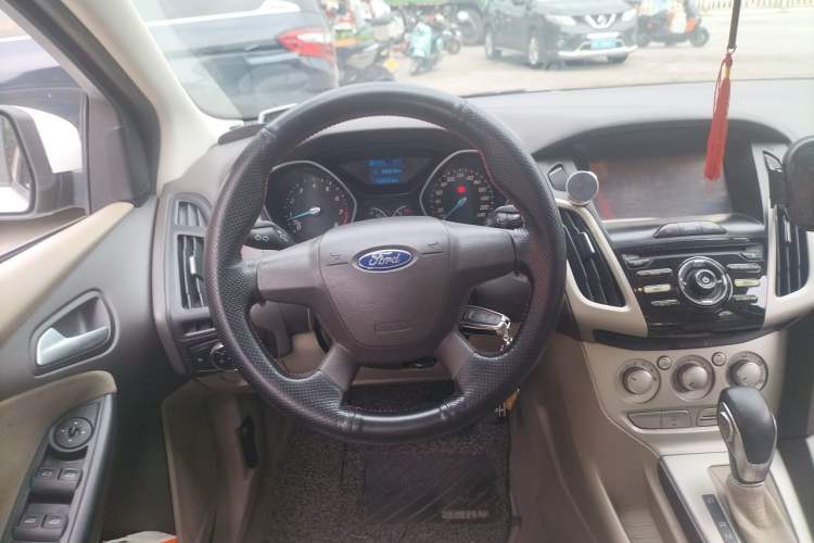 Used Ford Focus 2012 Sedan 1.6L Automatic Comfort Model Steering Wheel