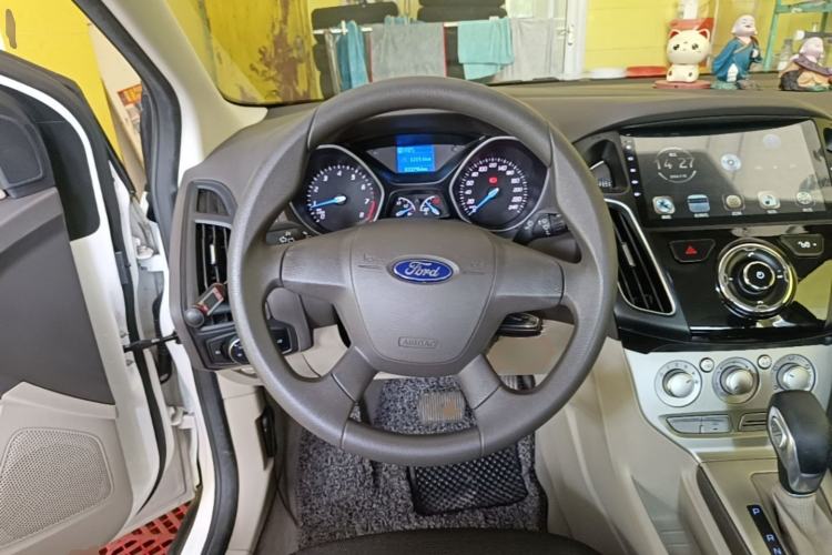 Used Ford Focus 2012 Sedan 1.6L Automatic Comfort Model Steering Wheel
