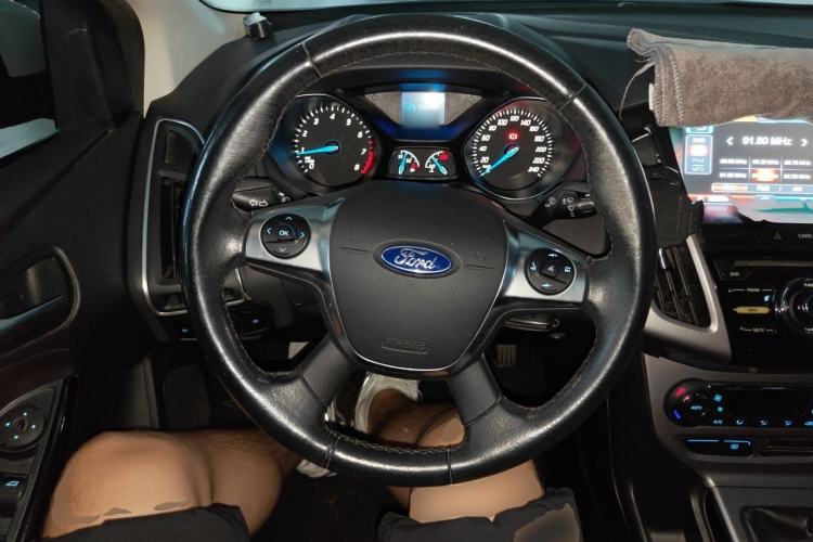 Used Ford Focus 2012 Sedan 1.6L Manual Fashion Edition Steering Wheel