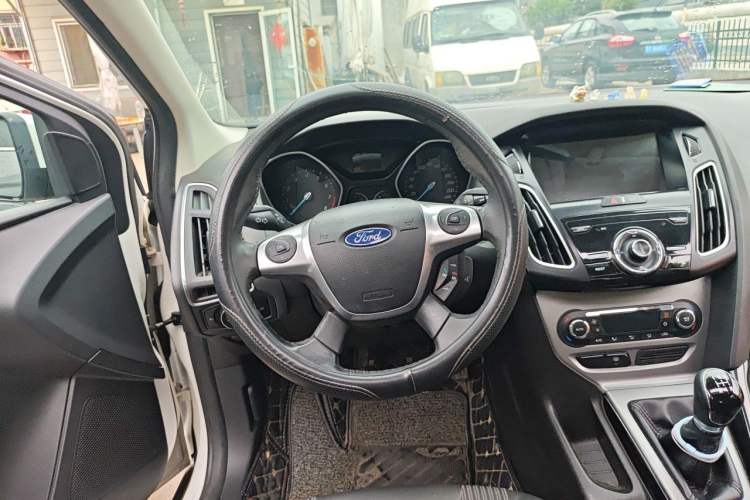Used Ford Focus 2012 Sedan 1.6L Manual Fashion Edition Steering Wheel