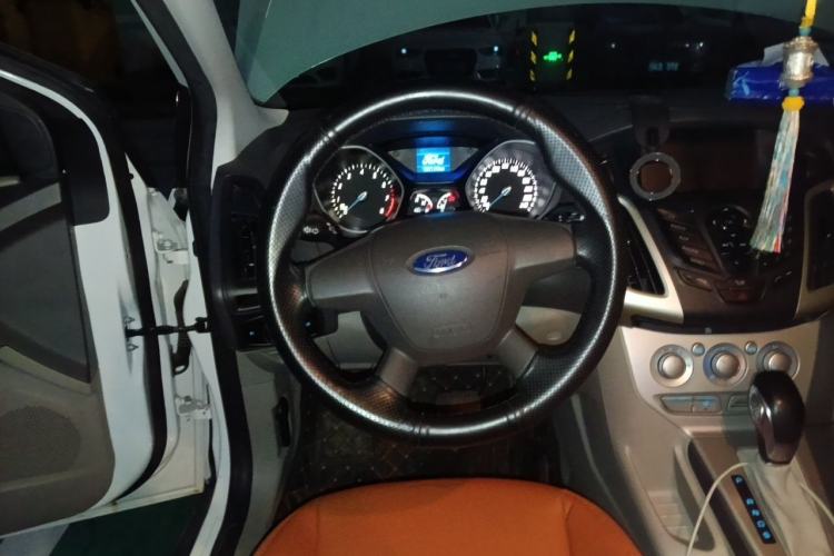 Used Ford Focus 2012 Sedan 1.6L Automatic Comfort Model Steering Wheel