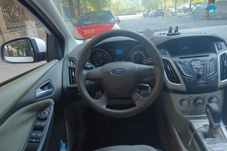 Used Ford Focus 2012 Sedan 1.6L Automatic Comfort Model Steering Wheel