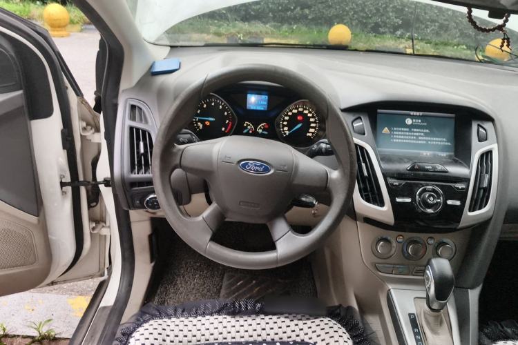 Used Ford Focus 2012 Sedan 1.6L Automatic Comfort Model Steering Wheel