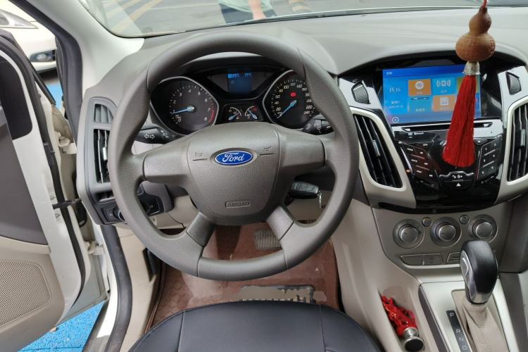 Used Ford Focus 2012 Sedan 1.6L Automatic Comfort Model Steering Wheel
