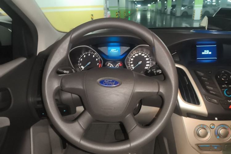 Used Ford Focus 2012 Sedan 1.6L Automatic Comfort Model Steering Wheel