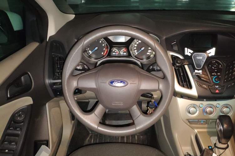 Used Ford Focus 2012 Sedan 1.6L Automatic Comfort Model Steering Wheel