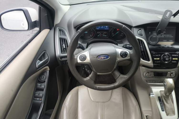 Used Ford Focus 2012 Sedan 2.0L Automatic Flagship Model Steering Wheel