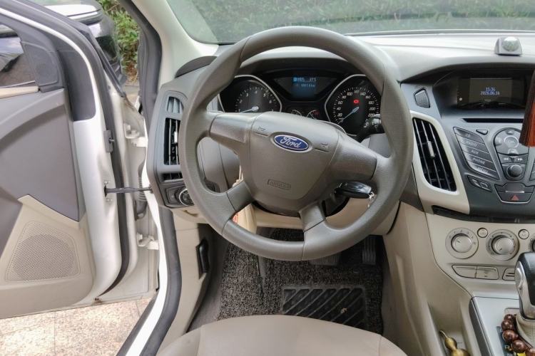 Used Ford Focus 2012 Sedan 1.6L Automatic Comfort Model Steering Wheel