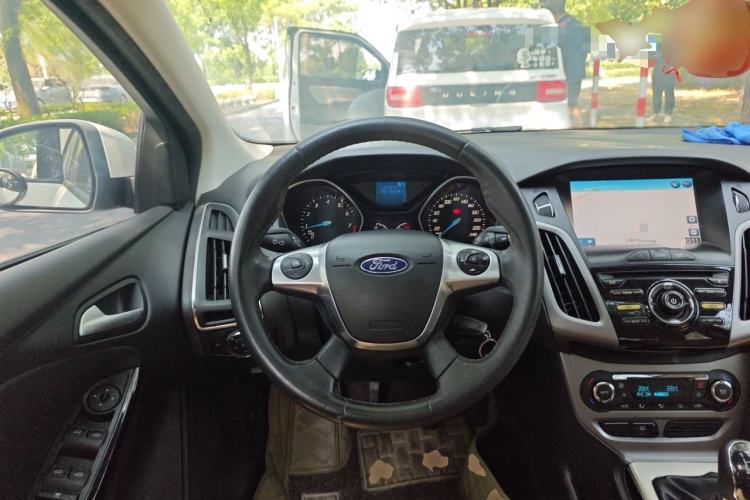 Used Ford Focus 2012 Sedan 1.6L Manual Fashion Edition Steering Wheel