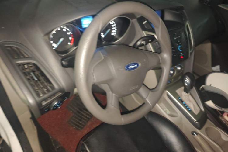Used Ford Focus 2012 Sedan 1.6L Automatic Comfort Model Steering Wheel