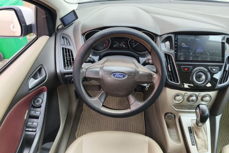 Used Ford Focus 2012 Sedan 1.6L Automatic Comfort Model Steering Wheel